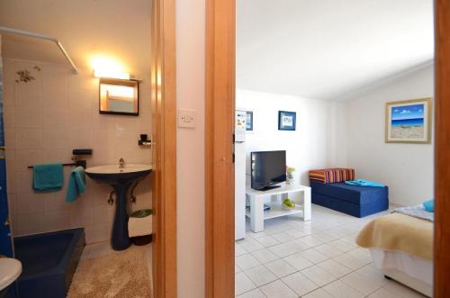 One-Bedroom Apartment with Balcony image 1