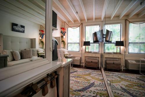 Palm Beach Historic Hotel Petite Retreat 2 blocks to beach!! in Palm Beach, USA