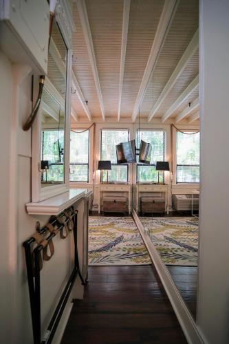 Palm Beach Historic Hotel Petite Retreat 2 blocks to beach!! in Palm Beach, USA