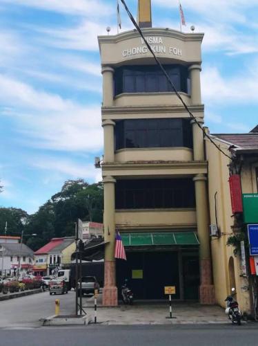 a building with a clock on the front of it, Hotel Sri Raub in Raub
