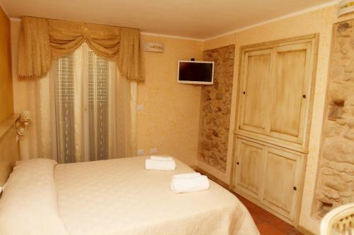 Double or Twin Room with Balcony image 4