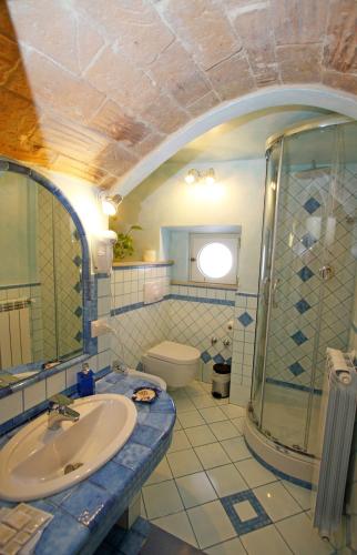 Double or Twin Room with Balcony image 6