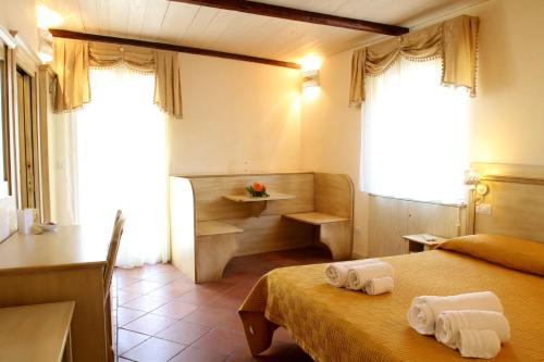 Deluxe Double or Twin Room with Balcony image 2