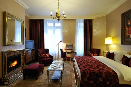 Classic Double Room image 6
