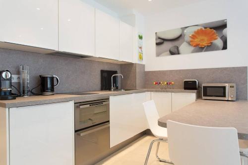 Chic & Modern 1bed next to Martinez - main image