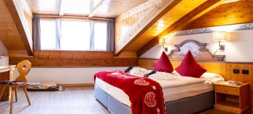 1 queen bed, 2 sofa beds