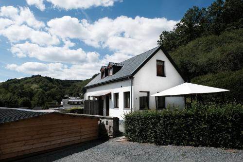 Basic vakantiehuisje op val d'Or – khách sạn tại Eselborn