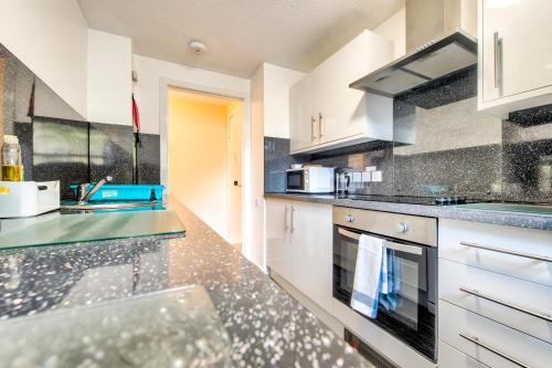 Charming 1 Bed Apartment with Castle View - image 2