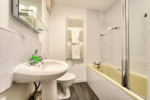 Charming 1 Bed Apartment with Castle View - image 13