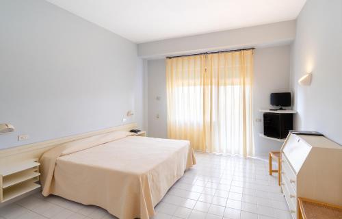 2 twin beds, 2 sofa beds