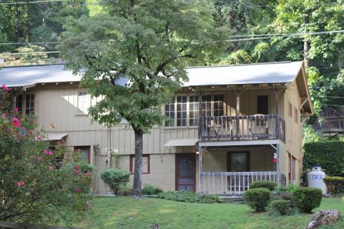 The Evening Shade River Lodge and Cabins