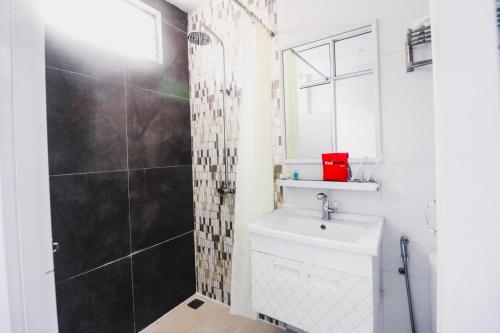 A Hotelcom Reddoorz Plus At Tanjung Uncang Batam Hotel