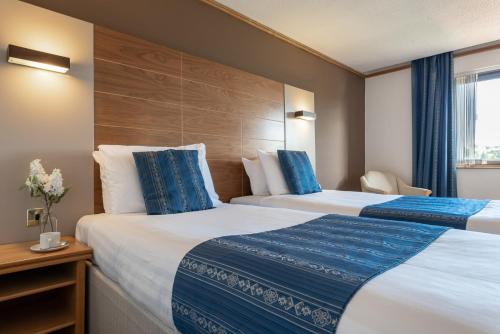 2 twin beds