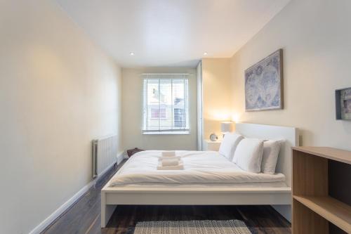 Stylish and Homely 4 Bedroom Home in East London, London (photo 3)