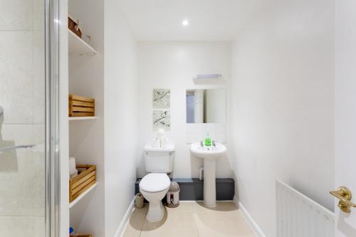 Stylish and Homely 4 Bedroom Home in East London, London (photo 7)