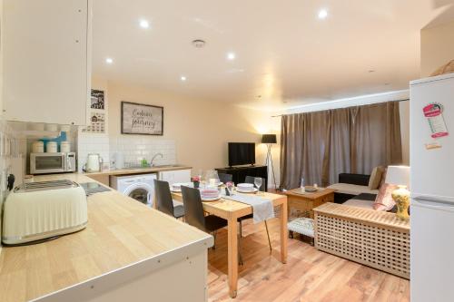 Stylish and Homely 4 Bedroom Home in East London, London (photo 9)