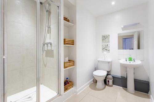 Stylish and Homely 4 Bedroom Home in East London, London (photo 10)