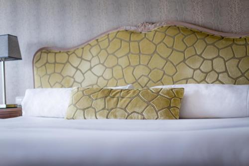 Friday Hotel - image 14