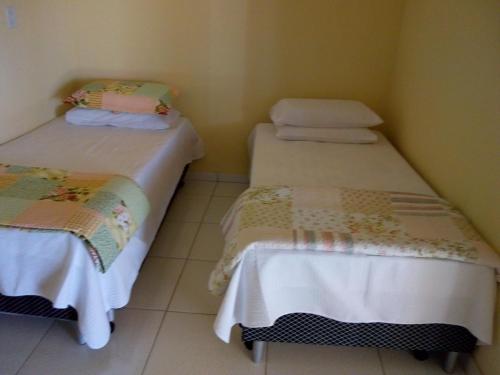 2 twin beds