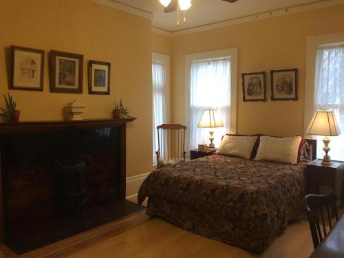 Deluxe Queen Room image 4