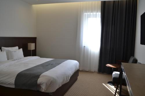 Davin Hotel Stop at Davin Hotel to discover the wonders of Jeonju-si. The property has everything you need for a comfortable stay. All the necessary facilities, including 24-hour front desk, Wi-Fi in public areas