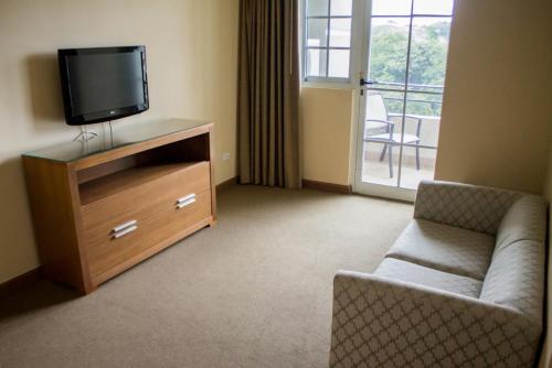 King Studio with Sofa Bed image 10