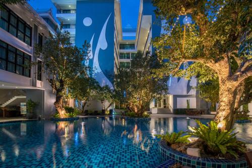 Swimming pool, Bay Beach Resort Jomtien in Jomtien Beach