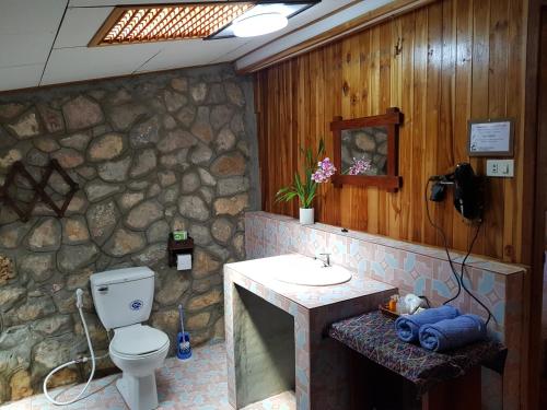 Bungalow with River View image 4