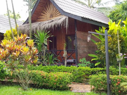 Bungalow with Garden View room in Thongbay Guesthouse Luang Prabang
