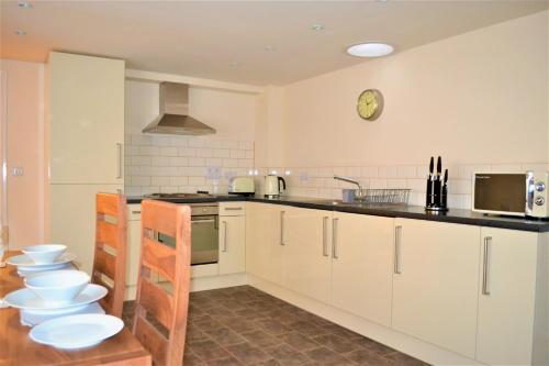 The Old Bottle Store - 2 Double Bedrooms, 2 Bathrooms, St Ives, Cambridgeshire