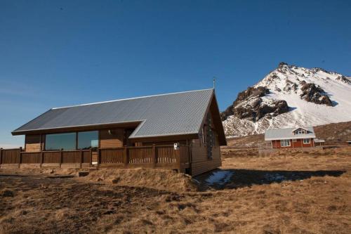 Skats, Glass House with Private River & 360° Views in Arnarstapi