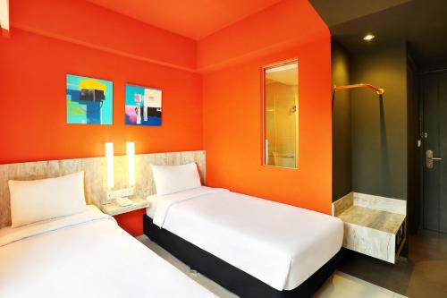 Standard Twin Room image 3