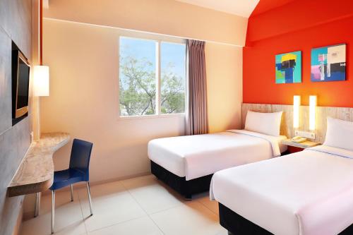 Standard Twin Room image 4