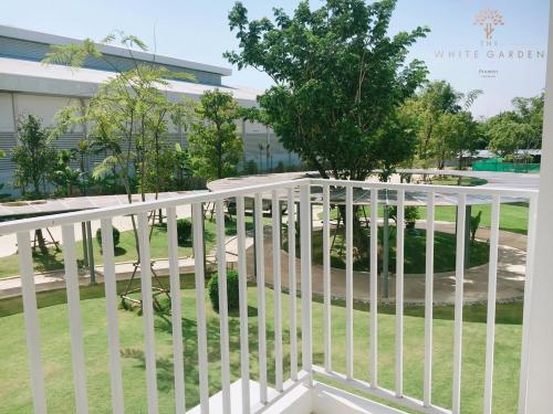 Balcony/terrace, The White Garden Premier Saraburi near Kru Tor