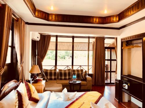 Merry Riverside Hotel near Souphanouvong Elnök Emlékmű