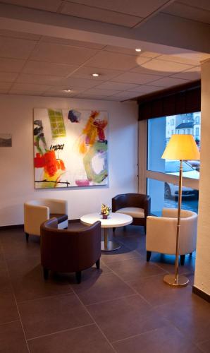 ห้องส่วนกลางสำหรับนั่งเล่น/ดูทีวี, BRIT HOTEL Confort Le Limouzi TULLE in ตูล