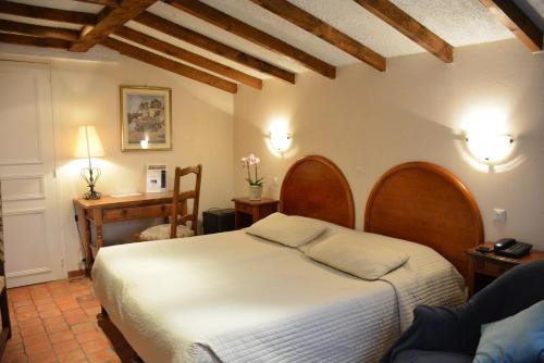 1 double bed, 1 twin bed