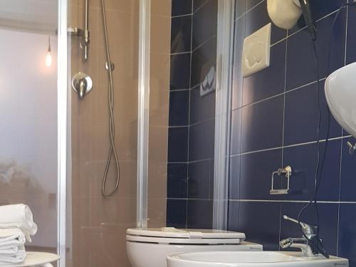 Shower, B&B Copacabana Colors in Margherita di Savoia
