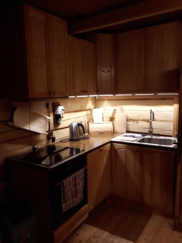 Konyha, Bacówka w sercu gór - dom z bali w Gorcach (Bacowka w sercu gor - dom z bali w Gorcach) in Lopuszna