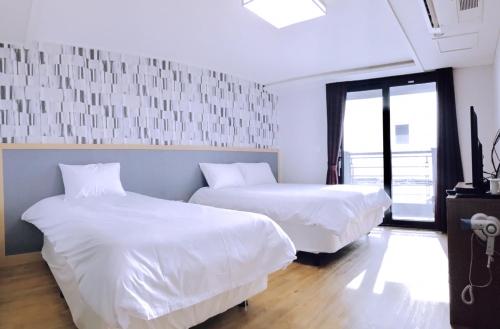 1 double bed, 1 twin bed