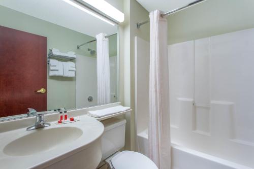 Microtel Inn & Suites by Wyndham Lillington/Campbell University in Lillington, USA