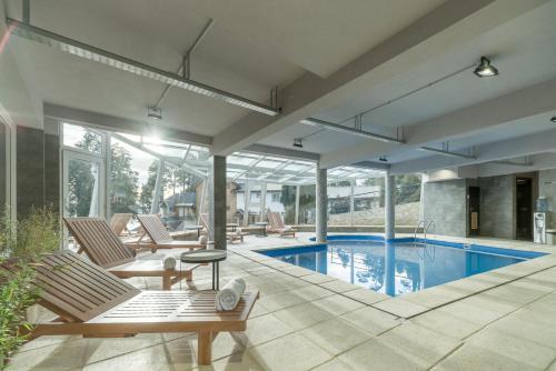 游泳池, Aguila Mora Suites & Spa in 聖卡洛斯德巴里洛切