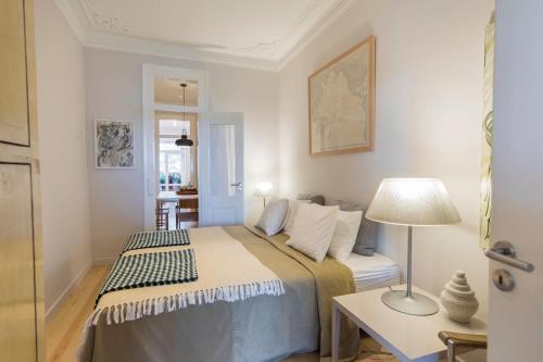  LovelyStay - Sunny Designer Apartment with River Views in Lissabon