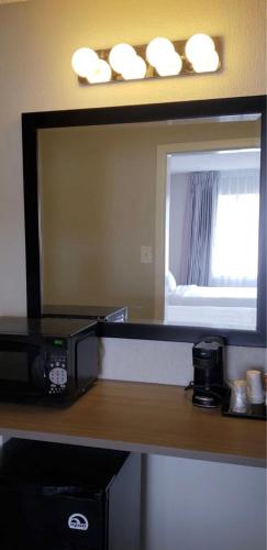 Econo Lodge Inn & Suites