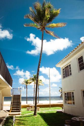 Neptune Oceanfront Rentals - 정원