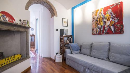 Stunning apt in the design district - image 14