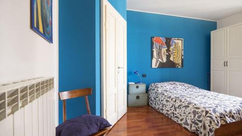 Stunning apt in the design district - image 10