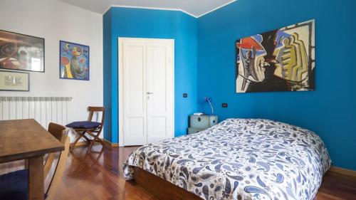 Stunning apt in the design district - image 2