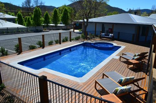 Bright Colonial Motel