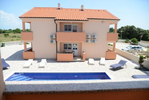 Apartment with Pool View